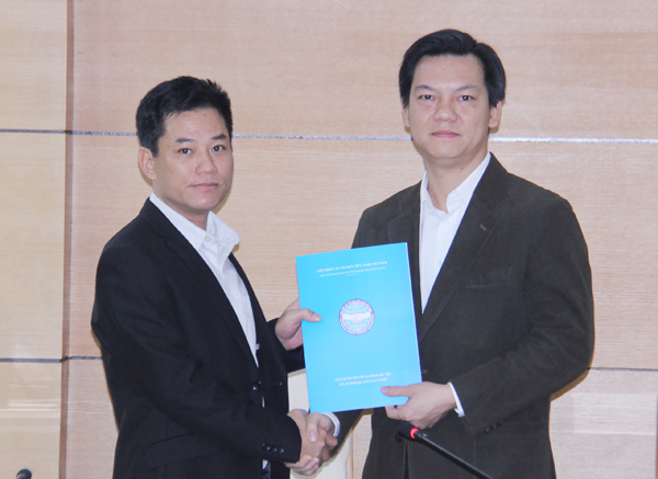Đồng chí Đôn Tuấn Phong, Phó Chủ tịch kiêm Tổng Thư ký phụ trách Liên hiệp trao Quyết định cho đồng chí Ngô Thanh Bình, Trưởng ban Ban Quản lý các Dự án đầu tư xây dựng cơ bản