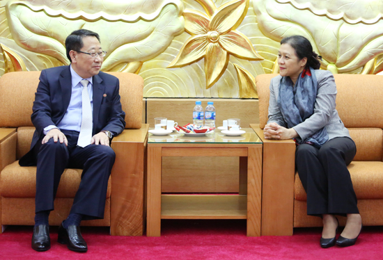 Đại sứ CHDCND Triều Tiên Kim Myung Gil chăm chú lắng nghe những chia sẻ của Chủ tịch Nguyễn Phương Nga