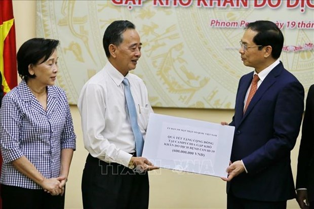 Foreign Minister delivers Tet gifts to needy Vietnamese Cambodians