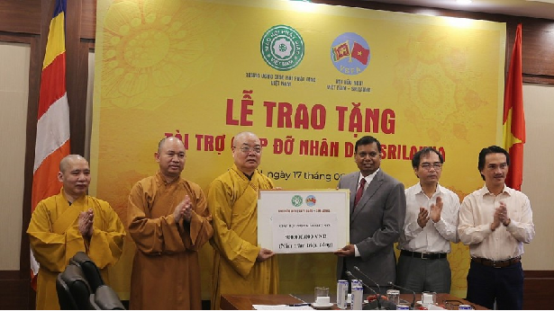 Buddhist Sangha and Vietnam-Sri Lanka Friendship Association Give Gifts to Sri Lankans