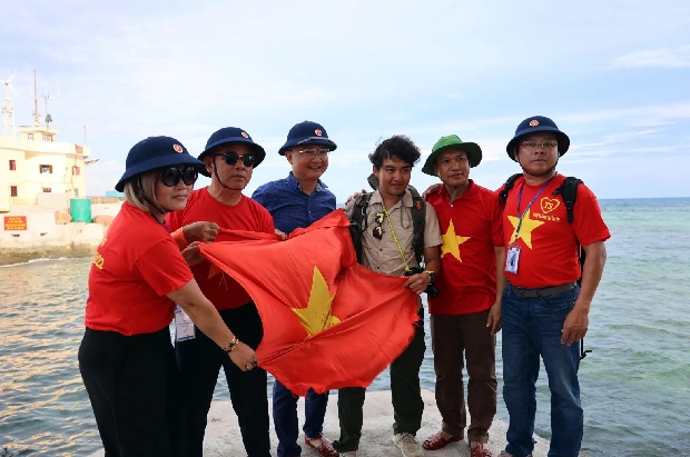 National flag’s odyssey to Truong Sa islands