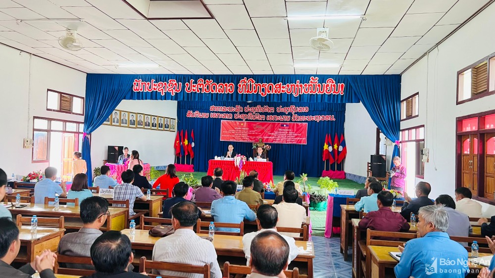 Kỷ niệm 60 năm ngày thiết lập quan hệ ngoại giao Việt Nam - Lào tại huyện Noọng Hét (tỉnh Xiêng Khoảng - Lào)