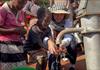 Hoa hậu Thuỳ Tiên được người dân Angola vây quanh hò reo khi mang nước sạch về bản nghèo châu Phi
