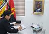 Đại sứ Nguyễn Phương Nga ghi sổ tang tưởng niệm cố Tổng thống Cộng hòa Angola