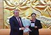 Chủ tịch Nguyễn Phương Nga nhận kỷ niệm chương của UB về quan hệ giữa các dân tộc và hợp tác hữu nghị với nước ngoài của Uzbekistan