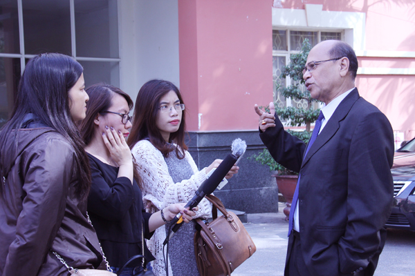 Ông Sengupta Pallab, Tổng thư ký AIPSO (ngoài cùng bên phải, Photo: TV)