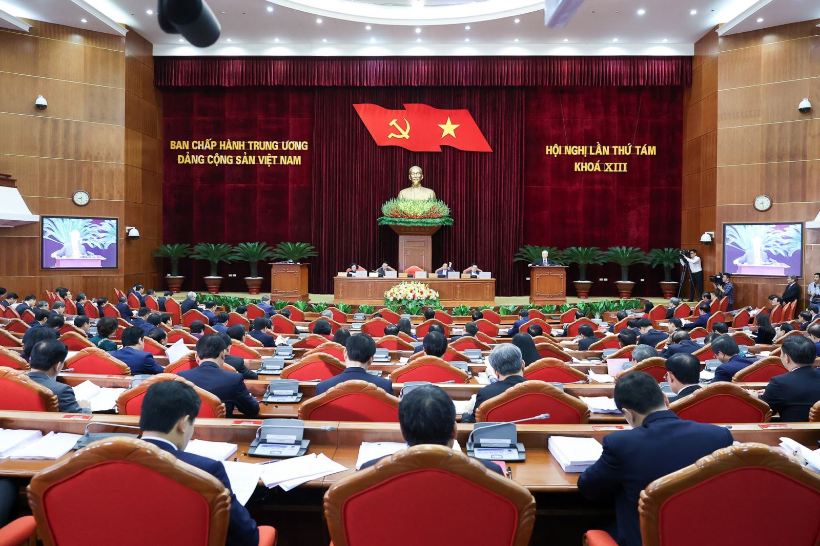 Eighth plenum of 13th Party Central Committee opens