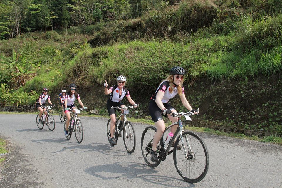 15 nhà bảo trợ từ Hà Lan đạp xe gây quỹ vì quyền trẻ em gái