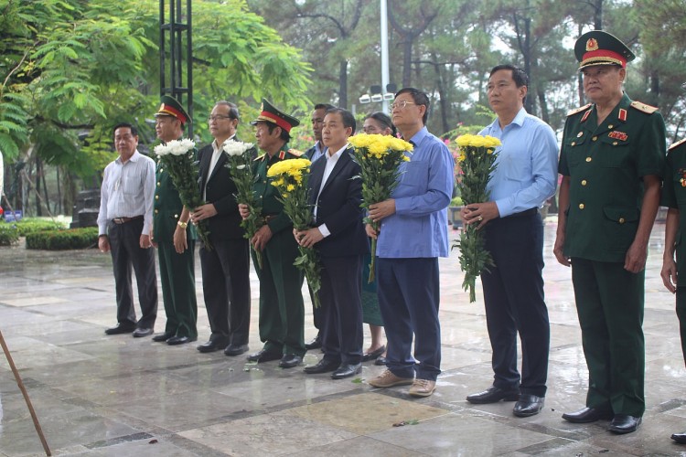 Hội hữu nghị Việt Nam - Lào, Đại sứ quán Lào tại Việt Nam dâng hương tri ân anh hùng liệt sĩ hai nước
