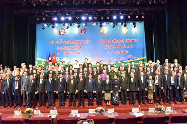 600 đại biểu tham gia Khai mạc Liên hoan hữu nghị nhân dân Việt Nam - Lào lần thứ V