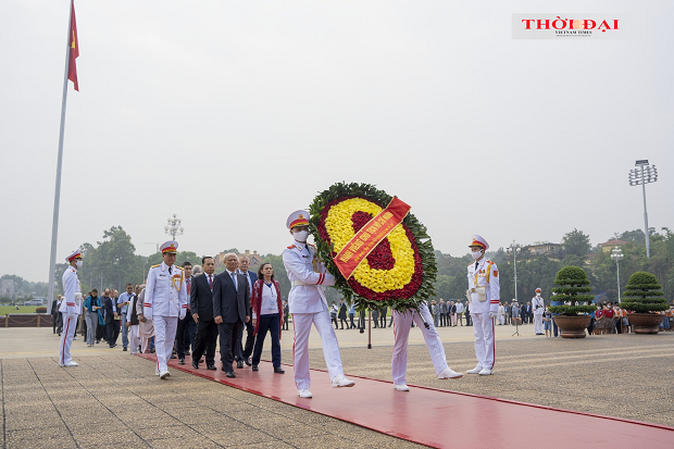 Đoàn đại biểu Đại hội lần thứ 22 Hội đồng Hòa bình thế giới viếng Chủ tịch Hồ Chí Minh