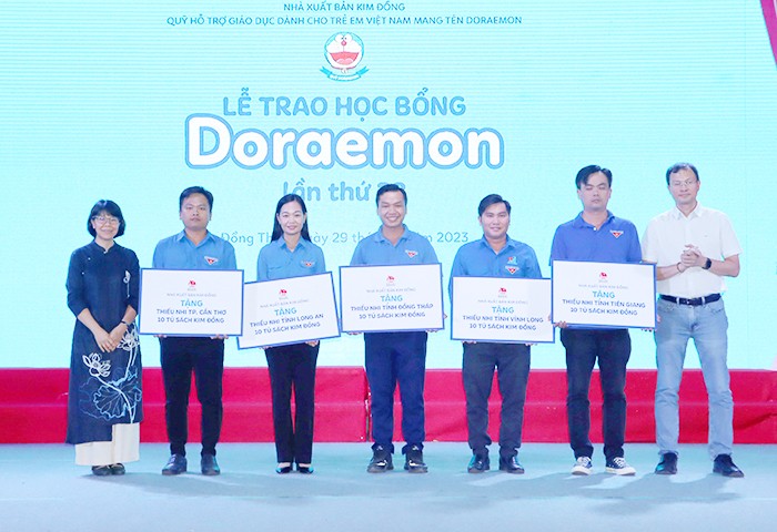 Học sinh nghèo, hiếu học của 20 tỉnh, thành được nhận học bổng từ Quỹ Doraemon