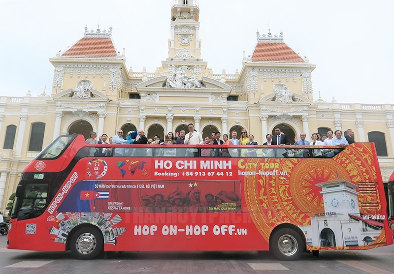 Special buses launched in HCM City commemorating Cuban Leader Fidel’s first visit to Vietnam