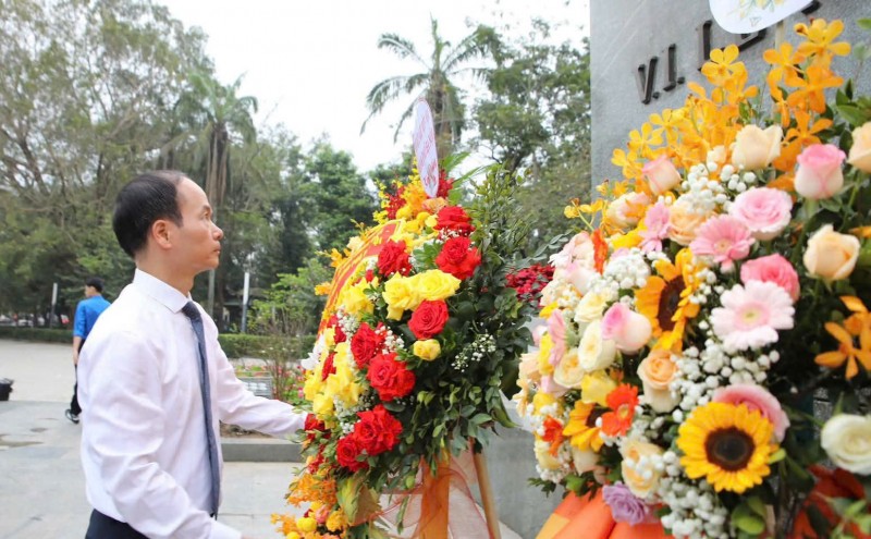 Hội hữu nghị Việt - Nga dâng hoa kỷ niệm 155 năm ngày sinh V.I.Lênin