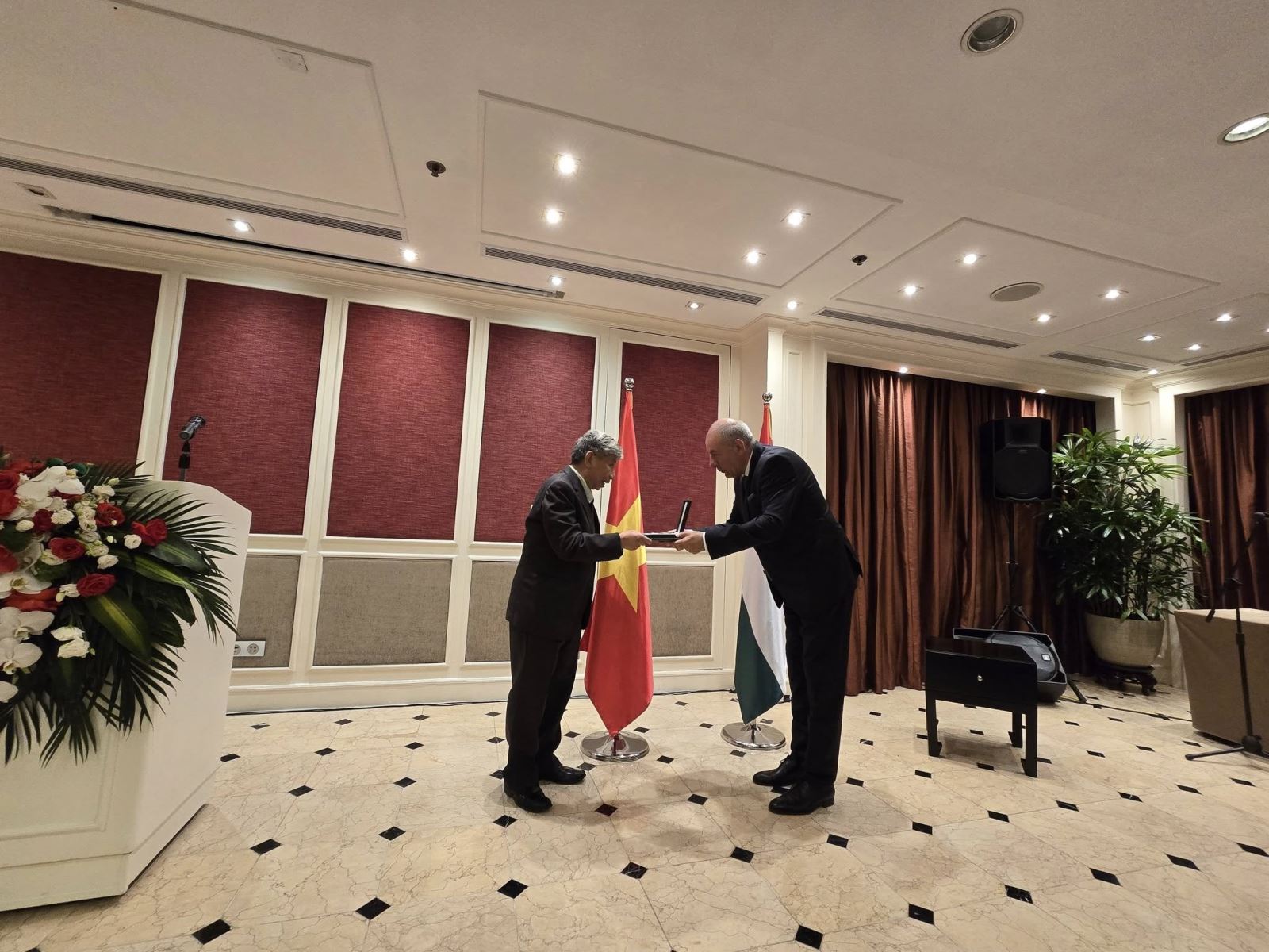 TS. Vũ Hoài Chương được trao tặng Huân chương Hungary hạng Chữ thập Hiệp sĩ