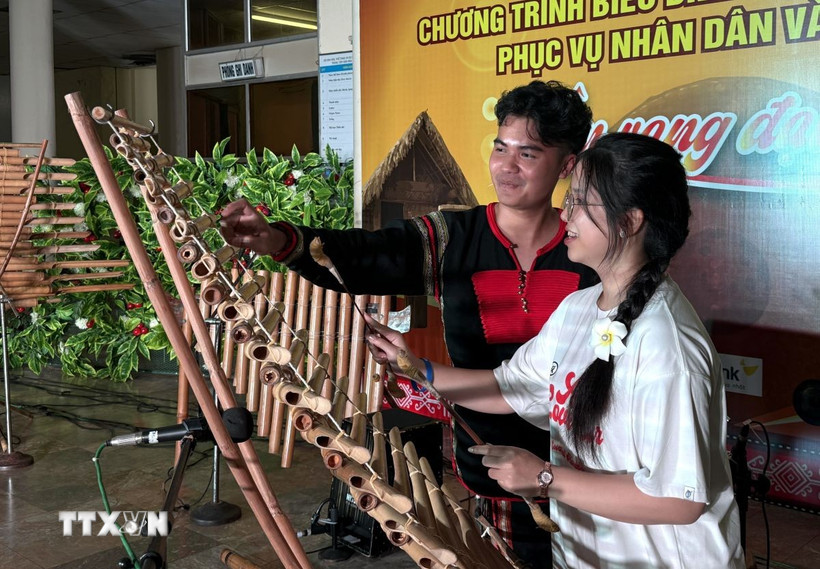 Trại hè Việt Nam 2025: Tuổi trẻ kiều bào giao lưu văn hóa cồng chiêng