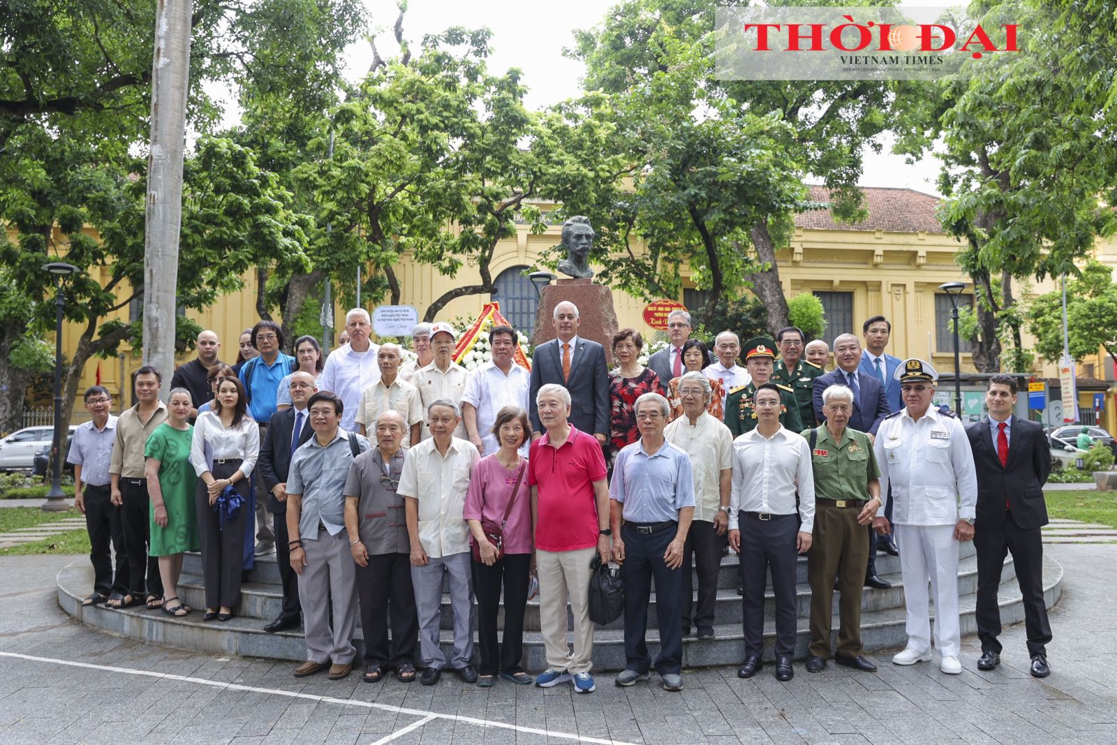 Thứ trưởng Bộ Ngoại giao Cuba dâng hoa tưởng niệm Anh hùng dân tộc José Martí tại Hà Nội
