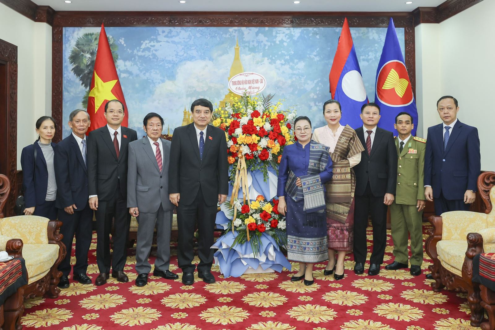 Hội hữu nghị Việt Nam - Lào chúc mừng 50 năm Quốc khánh Lào