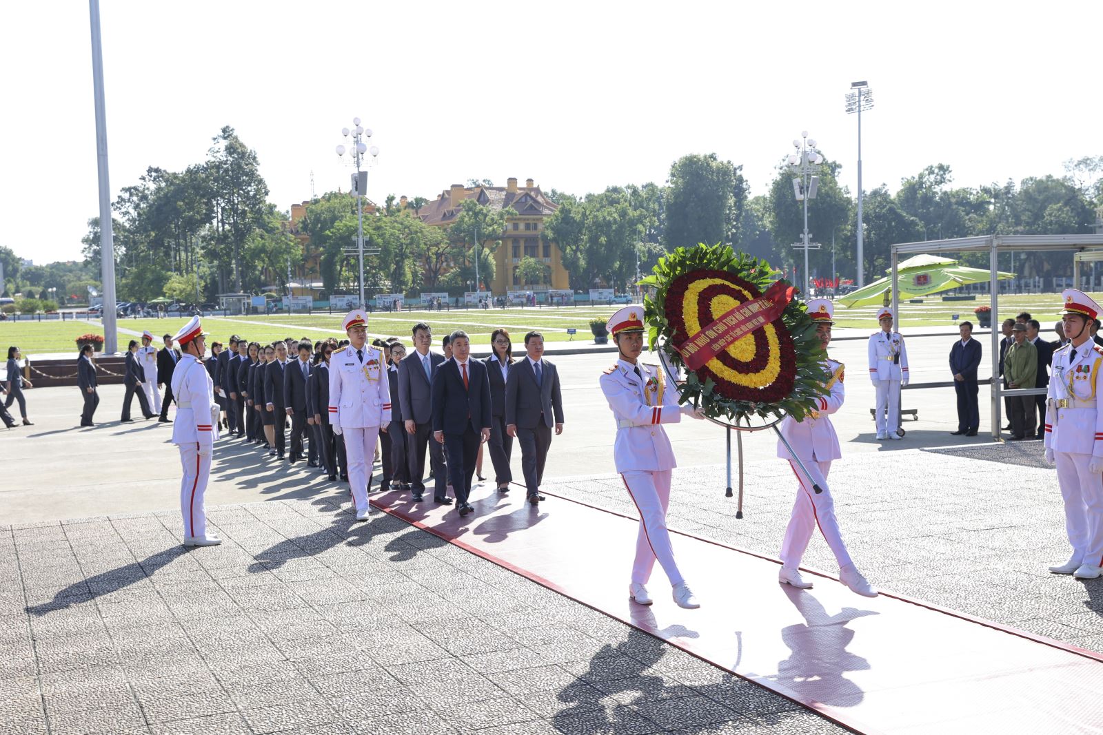 Liên hiệp các tổ chức hữu nghị Việt Nam báo công dâng Bác nhân kỷ niệm 75 năm Ngày truyền thống