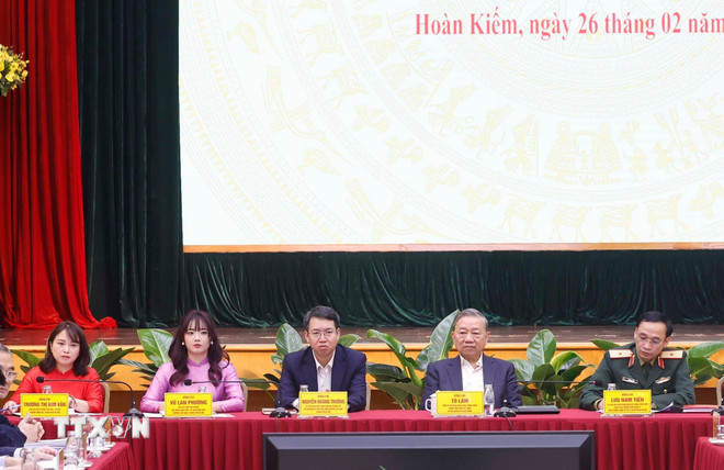 Hội nghị tiếp xúc cử tri với người ứng cử đại biểu Quốc hội khóa XVI tại Hà Nội