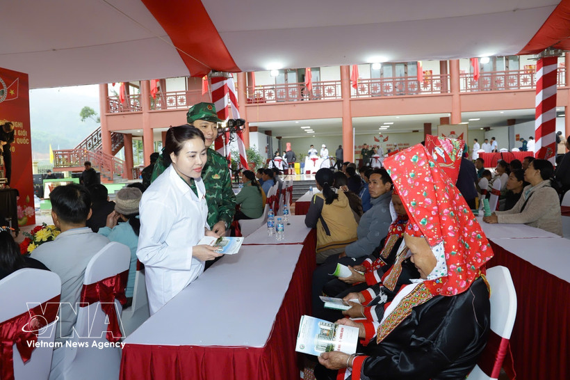 Vietnamese, Chinese military medical teams give free check-ups to border residents