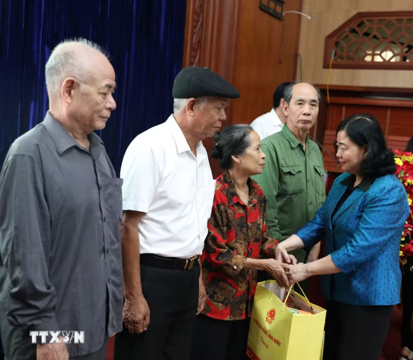 Chủ tịch Ủy ban Trung ương MTTQ tặng quà gia đình chính sách ở Ninh Bình