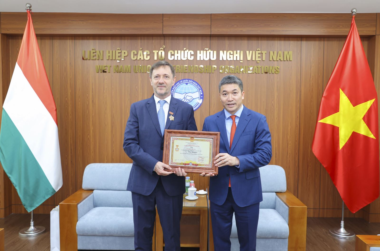 Trao tặng Kỷ niệm chương 