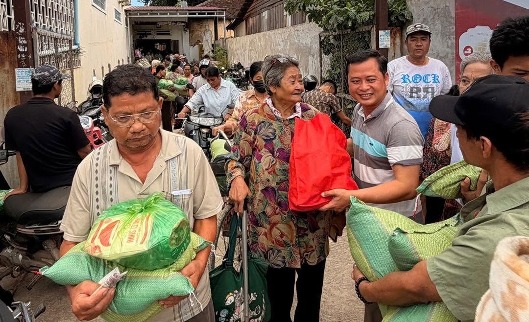 Tặng 500 phần quà cho bà con gốc Việt và người Khmer tỉnh Battambang và Pursat (Campuchia)