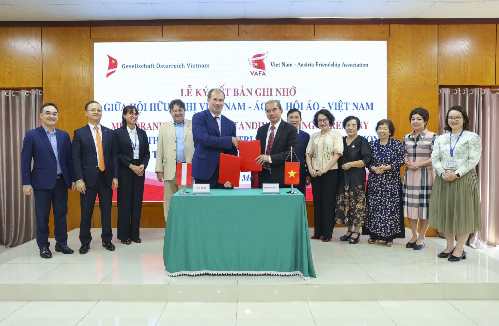 Hội hữu nghị Việt Nam - Áo và Hội Áo - Việt Nam ký Bản ghi nhớ hợp tác