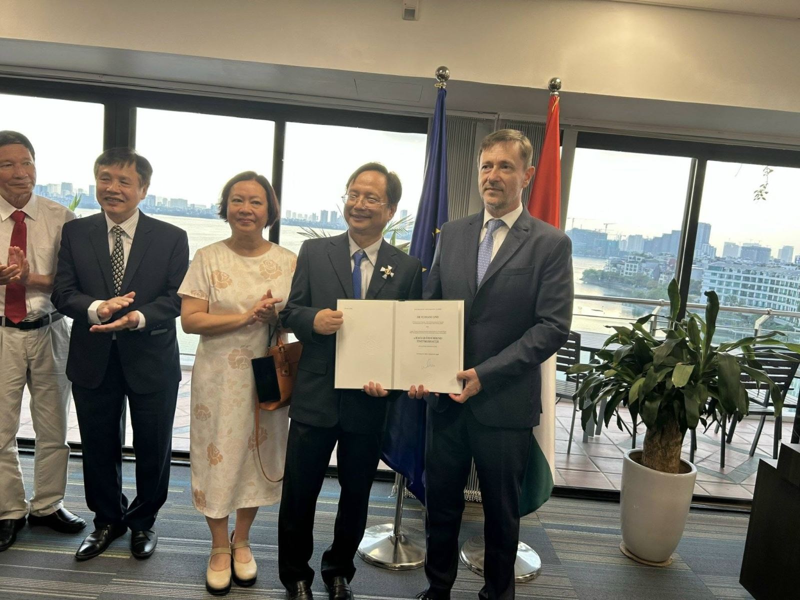 Chủ tịch Hội hữu nghị Việt Nam - Hungary GS.TSKH Vũ Hoàng Linh nhận Huân chương Hungary hạng Chữ thập Sĩ quan