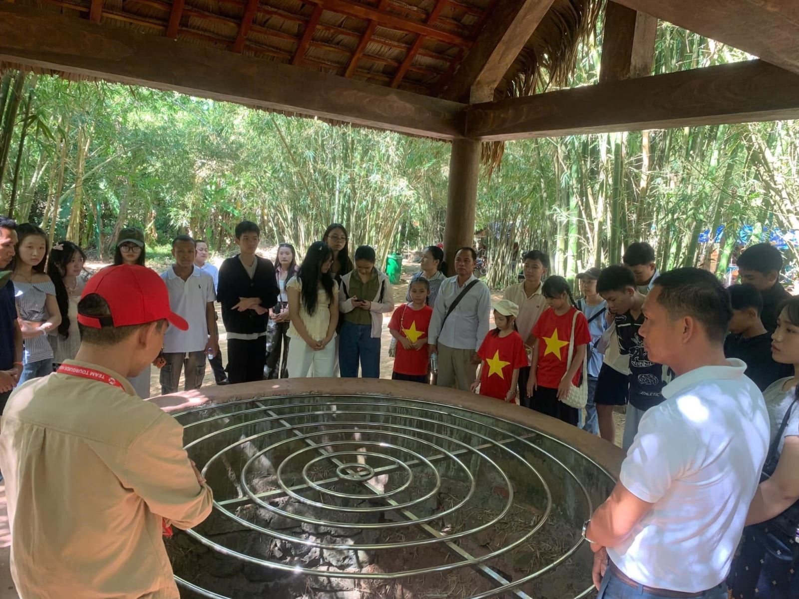Học sinh, giáo viên 4 tỉnh Nam Lào giao lưu, tìm hiểu lịch sử - văn hóa tại Quảng Trị