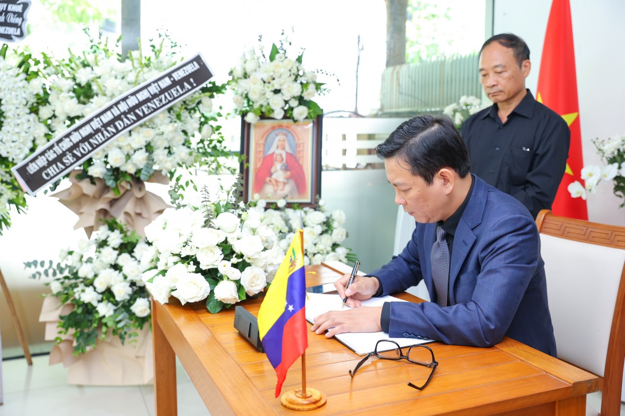 Viet Nam Union of Friendship Organizations Signs Condolence Book in Memory of Venezuela Earthquake Victims