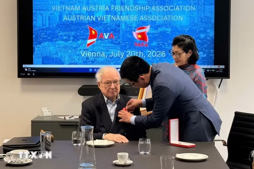 Trao tặng Huân chương Hữu nghị cho ông Peter Jankowitsch và Hội Áo-Việt