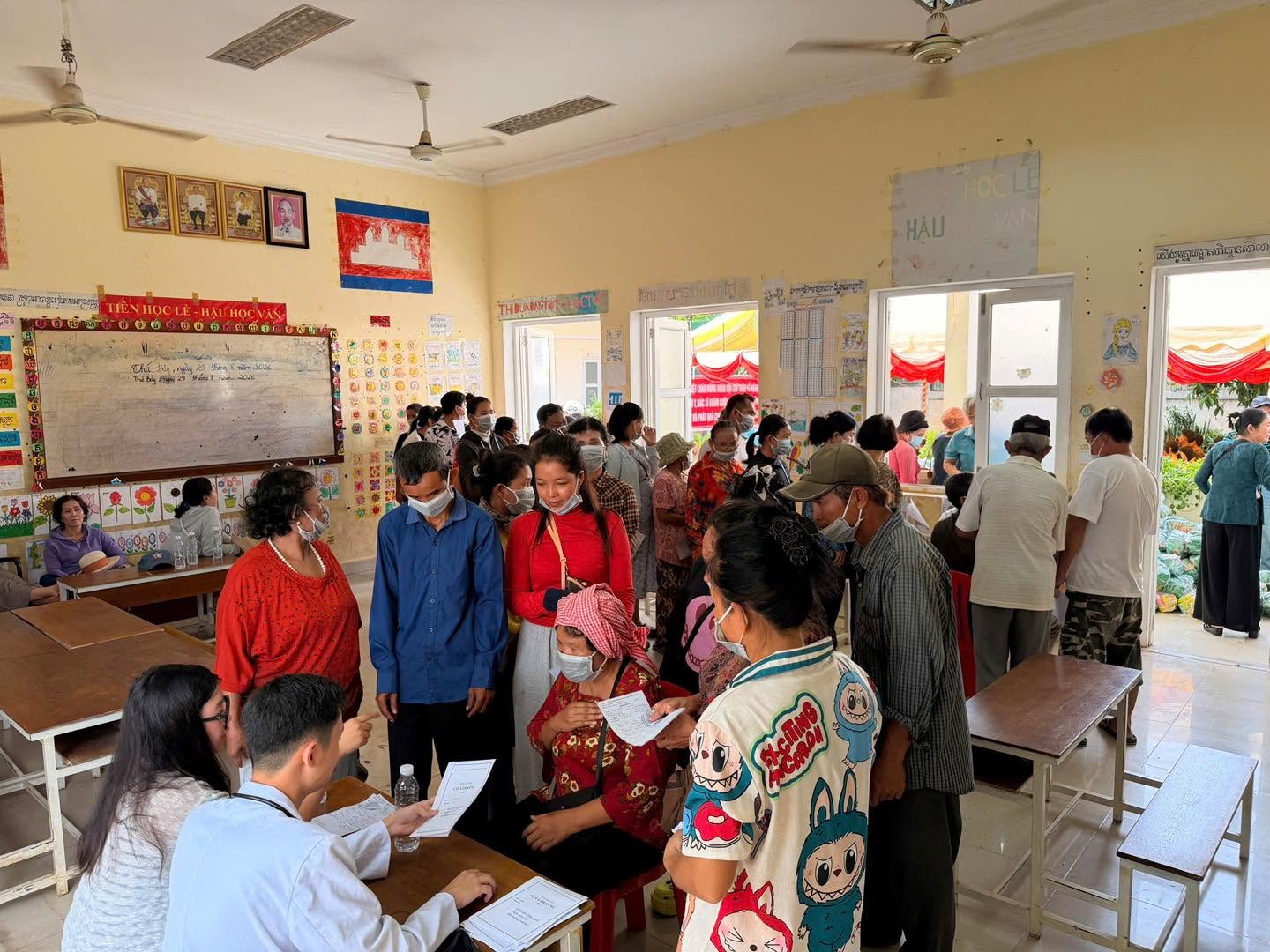 Khám bệnh, tặng quà cho 500 bà con gốc Việt và người dân khó khăn tại Siem Reap