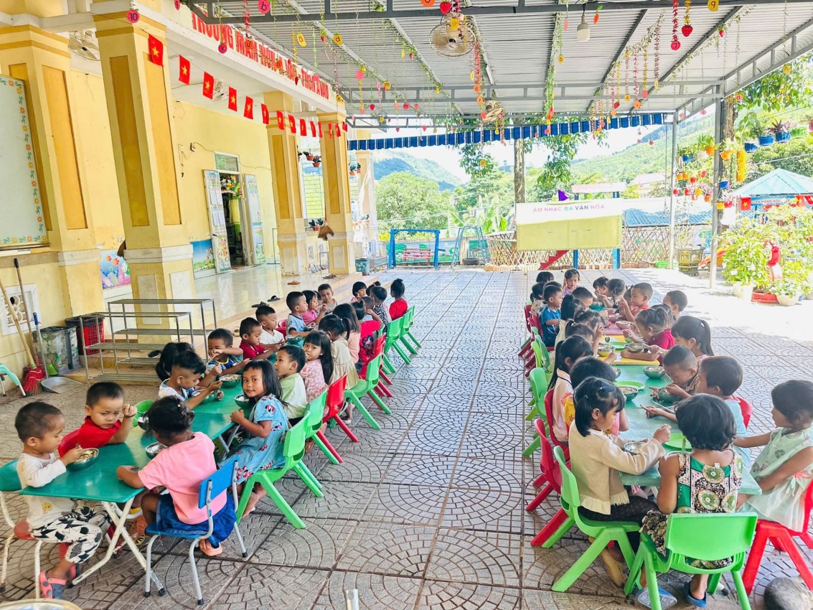 More Than VND 1.46 Billion Supports School Meals for Children in Quang Tri