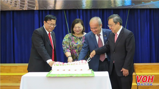 Delegates cut the cake to celebrate Singapore's National Day. 